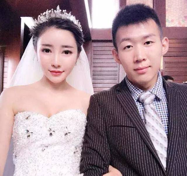 小白龙晒婚纱照,老婆被曝在"发廊"上班的?