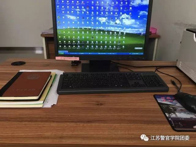 大多数同学的办公桌都朴实无华,透露着公安机关的简单整洁.