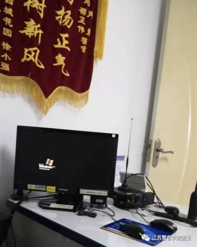 大多数同学的办公桌都朴实无华,透露着公安机关的简单整洁.