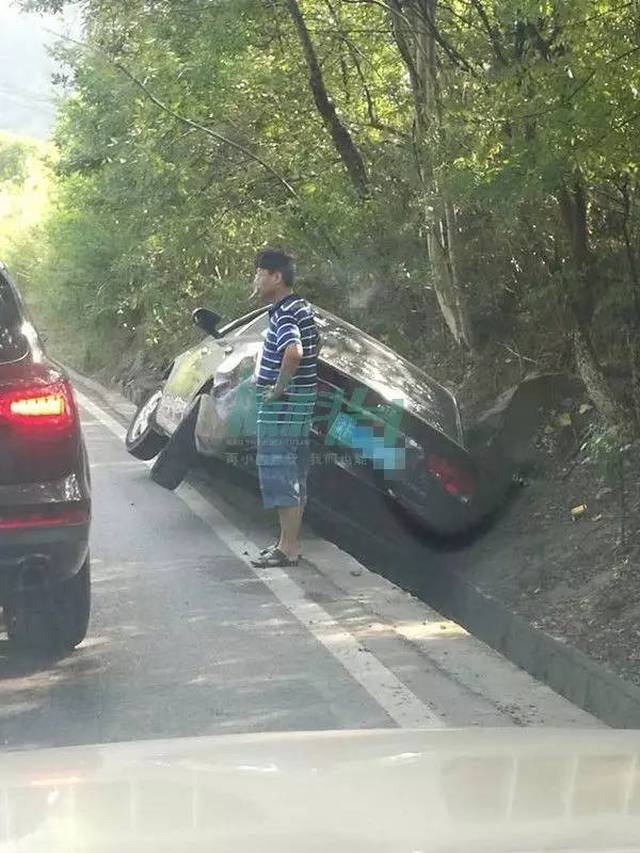 万州大垭口发生车祸,一个在沟沟里,一个完全侧翻