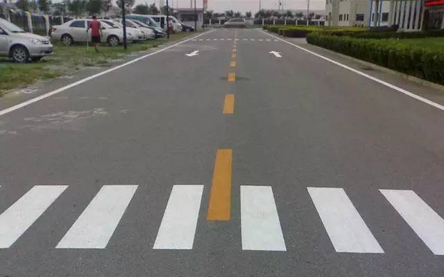 一般是两车道道路的中间分割线,单黄虚线允许越线行驶或超车.