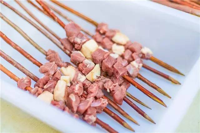 南疆烤羊肉串讲究要大块的肉,让尽量多的肉汁都锁在肉块里,达到外焦里