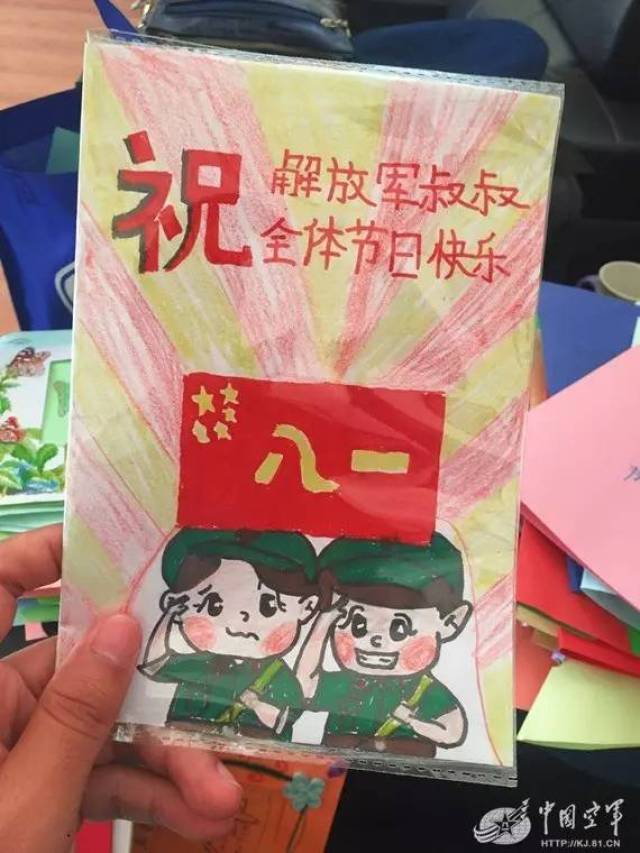 小学生为官兵制作的精美贺卡.