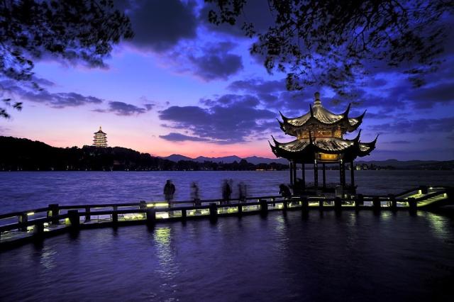 正文  杭州有着2200年的悠久历史,是八大古都之一,其盛名又以西湖