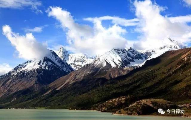 来古冰川为一组冰川的统称,位于西藏昌都地区八宿县然乌镇境内,紧邻然