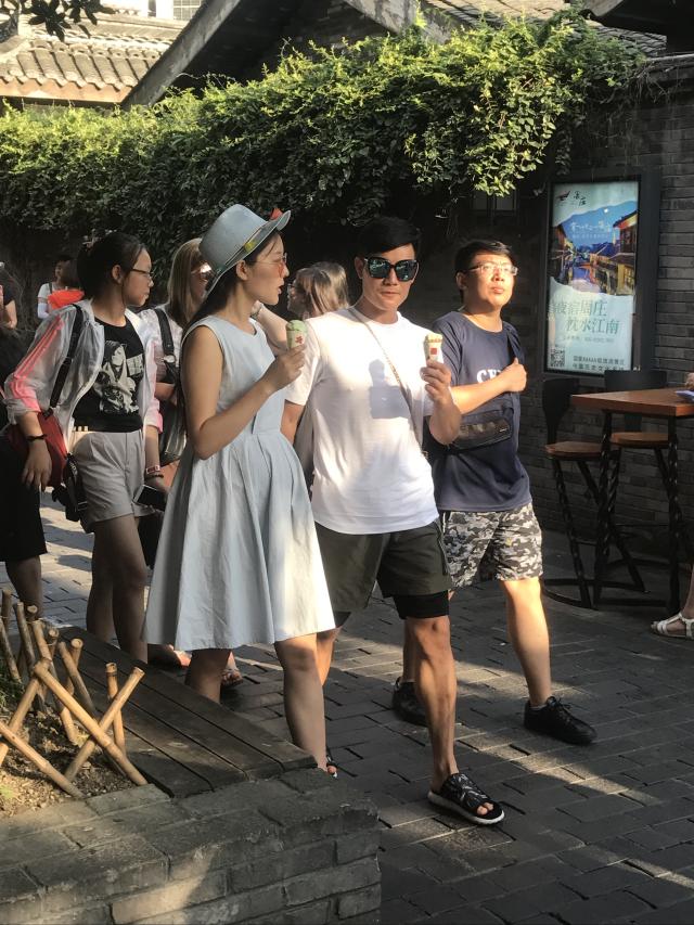 有网友拍到谢孟伟携妻子逛街照片,二人全程紧密拉手,甜蜜不断,谢掌门