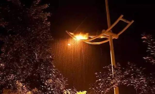 远离路灯杆 下雨天如果水浸了,请千万要远离路灯杆,以防出现电路