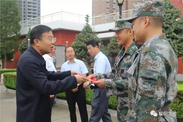 在"八一"建军节来临之际,7月28日,区长贺利贵,区委常委,统战部长白琛