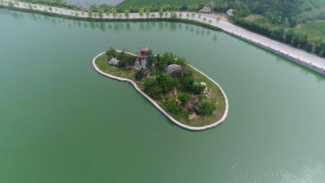 马蹄泉景区位于风景优美的缑氏镇,南依缑山,北临玄奘故里,周边有邱