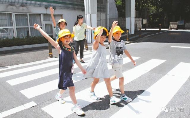 日本小女孩儿过马路视频,短短几秒,却引发热议