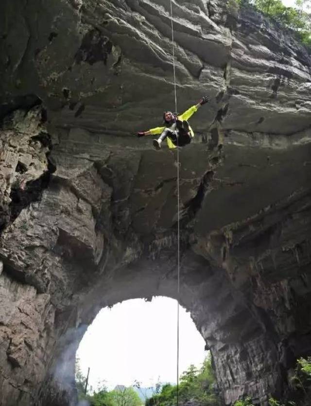 同攀岩一样,速降是由登山派生而来,勇敢的登山者们遇水而涉,逢崖而降