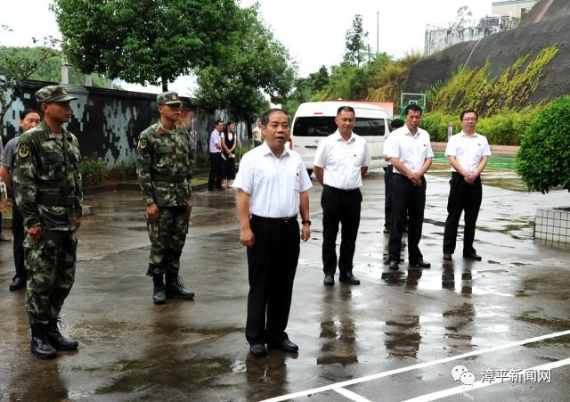 市委书记陈论生,市长马勇开展"八一"建军节慰问活动