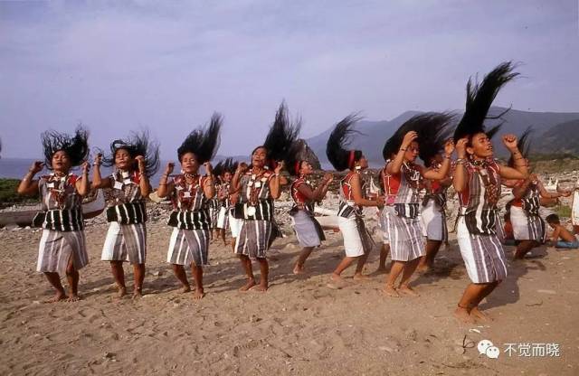 巧的是,达悟族(雅美族)女性也有同佤族一样的传统:甩动秀发,以舞献祭.