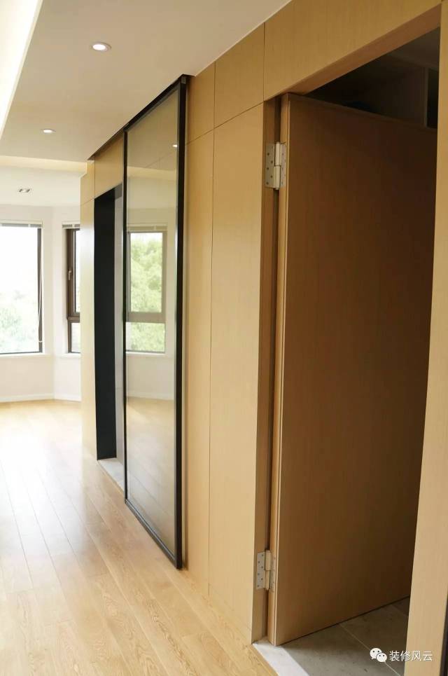 储藏间用隐形门,相邻的厨房用玻璃移门,都开在木墙上.