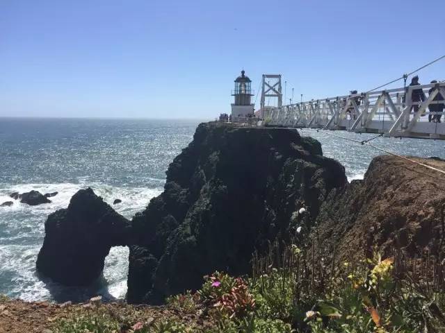 开过金门大桥向左拐 就到了 博尼塔角岬灯塔point bonita lighthouse