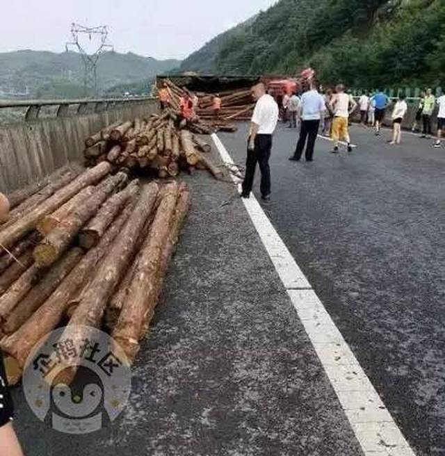 泸州古蔺到叙永高速震东段发生车祸,多辆车子受损造成高速公路拥堵