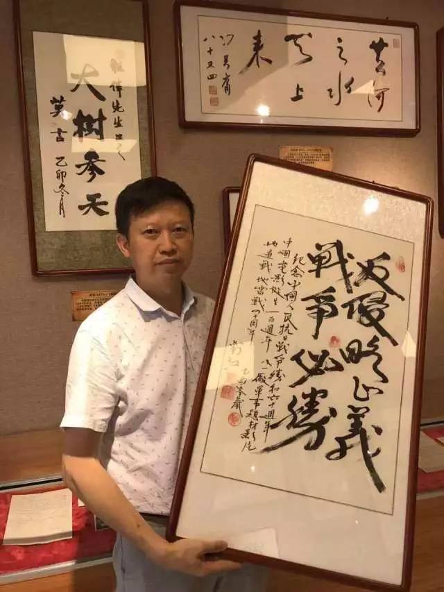 他创办了"中国军旅名人馆" 馆藏魏巍,莫言等名人真迹2000件