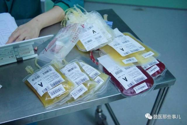 准备的红悬,血浆等血制品全部到位,还有血液回收机,以便回收血液