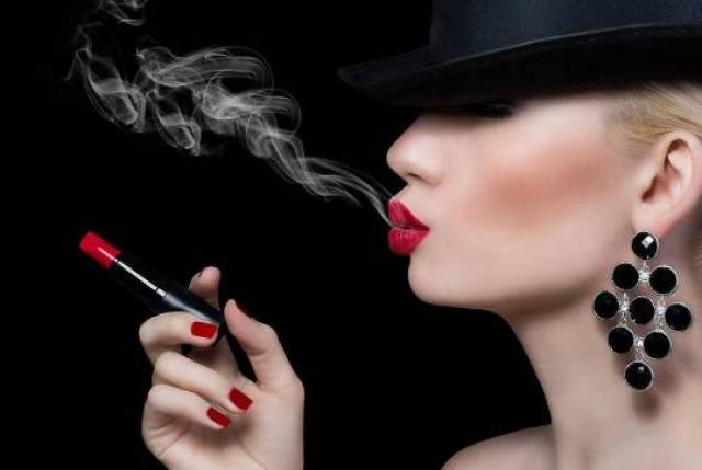 香烟与红唇,你更爱谁?