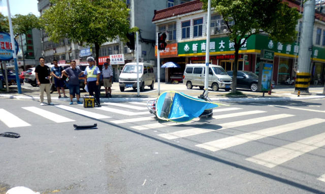 "外卖小哥"闯红灯送餐出车祸 需承担事故全责