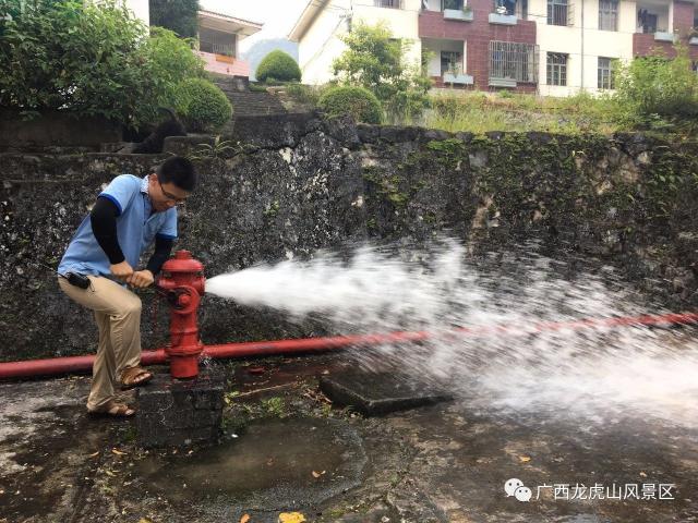 定期开启室外消防栓可以起到清理管内和防止接口生锈的作用.