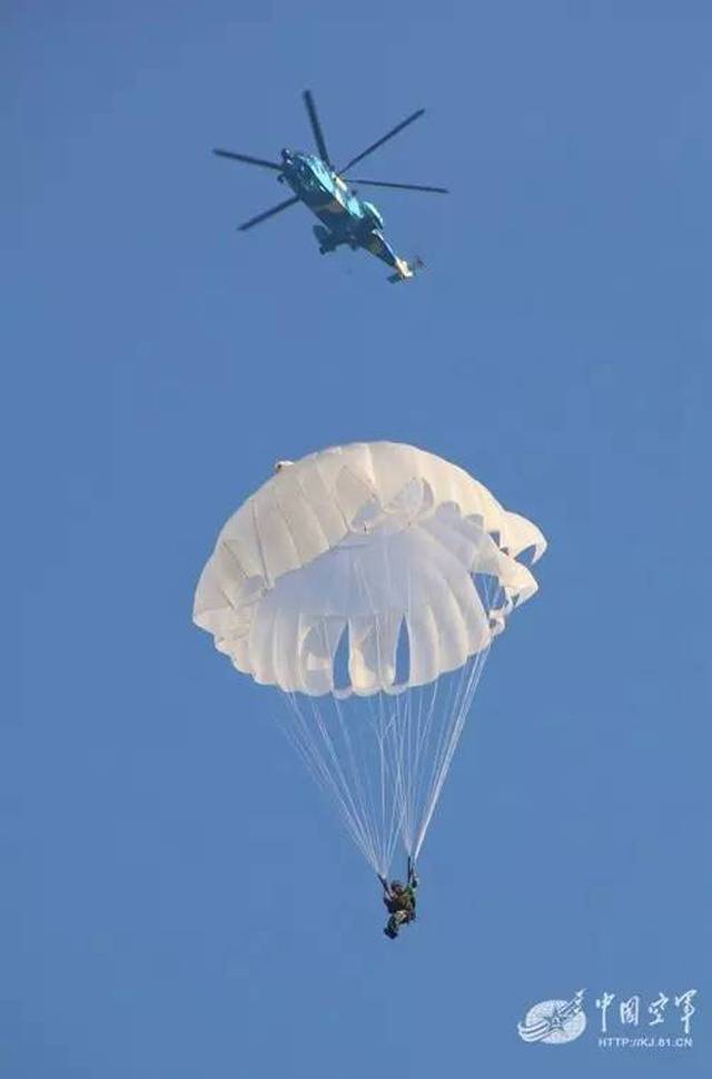 中国参赛队员在空中操纵降落伞