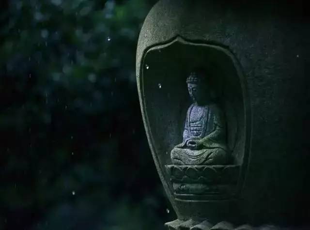 噗通一声跪在地上,双手合十诚敬的向佛祖祷告说:"灵验的佛祖啊!