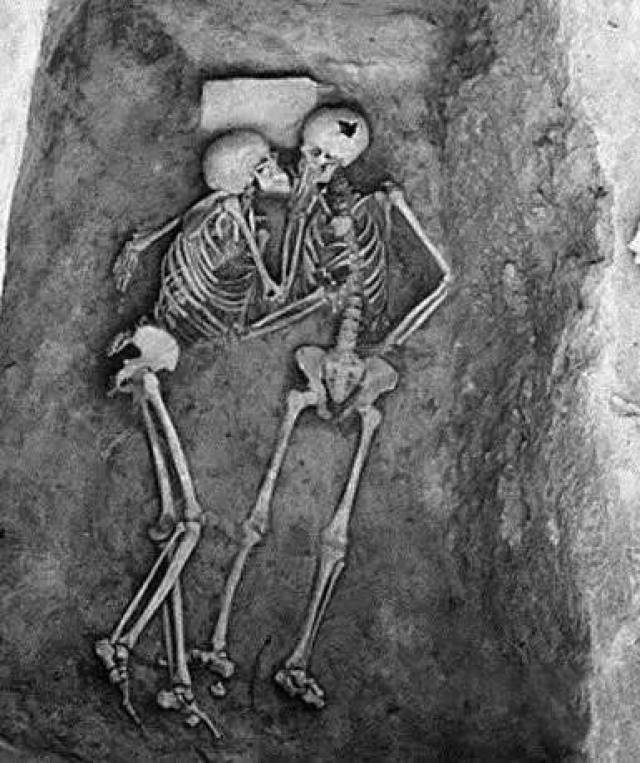 阿塞拜疆西部的一个古墓内,显现了一个跨越了6000年的吻.