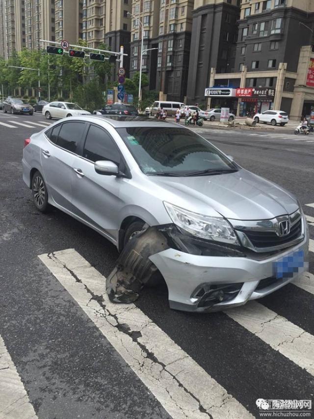 事故发生后,救护车及时到达现场对伤者进行医救.