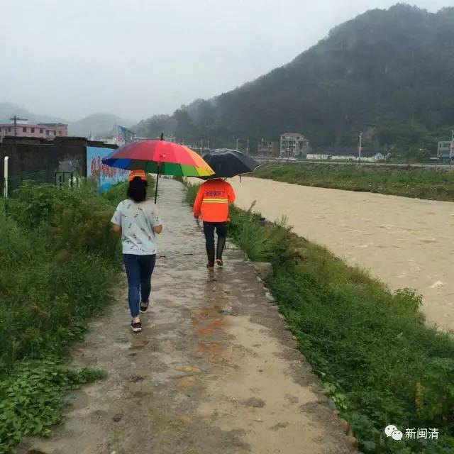 池园镇河长办干部和河道专管员巡查河道