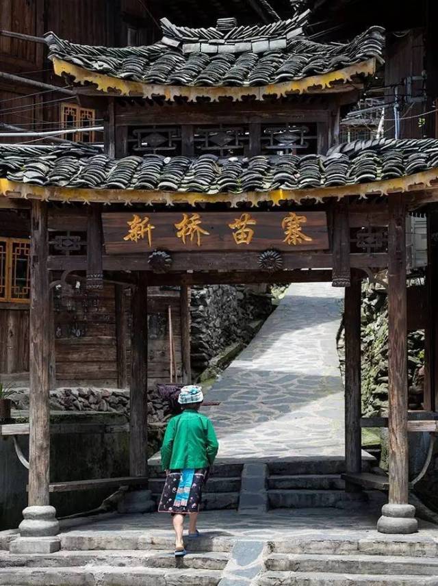 境内自然景观有"雷霹岩"鸡冠岭"嗓子洞"四道瀑"等,生态新桥苗寨