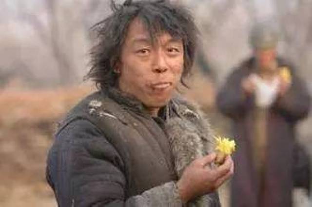 黄渤在拍摄《无人区》的时候 也总是蹲在路边捡石头 说是要捡回去给