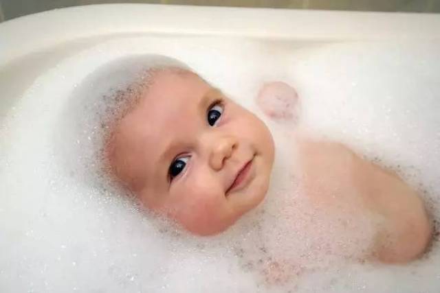 新生儿洗澡的好处,注意事项有哪些