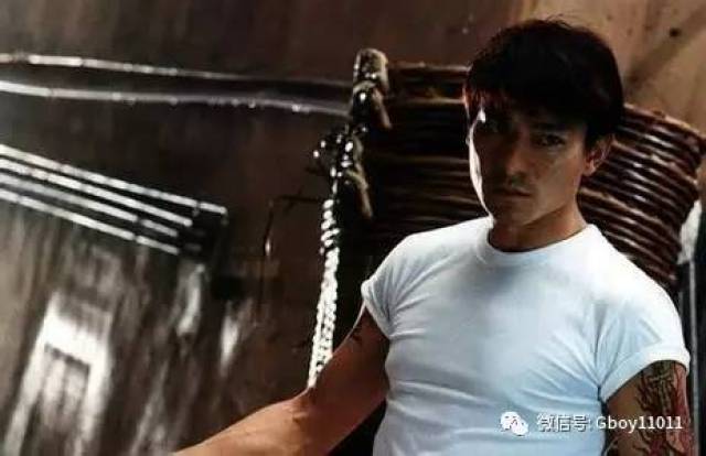 1998年,《龙在江湖》.这几年,刘德华积极调整其电影路线,艰难转型.