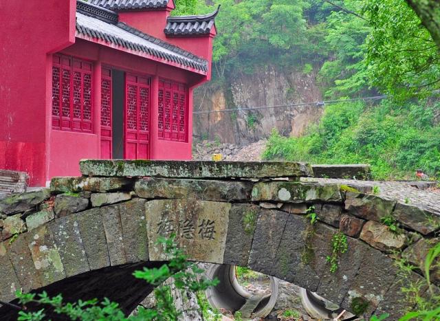 大梅山的泉水劈山成溪,千百年来,静静哺育着两岸的山民,浇灌着绿树