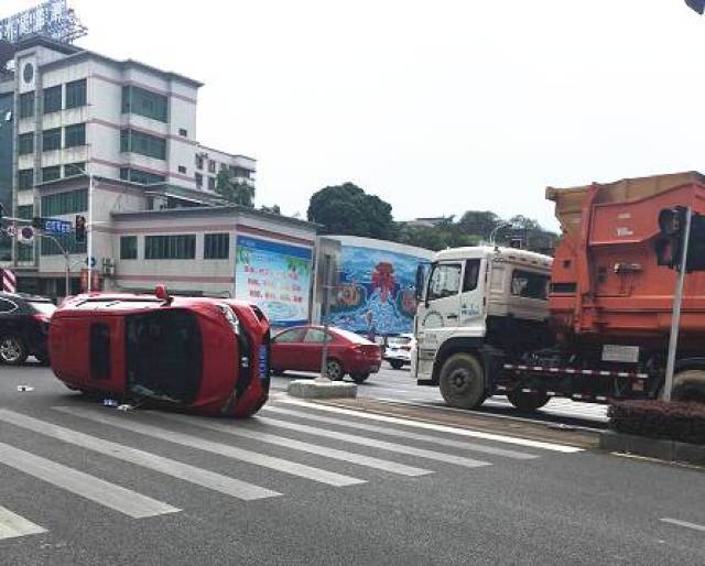 肇庆城区西江南路这个位置,又有小车翻车