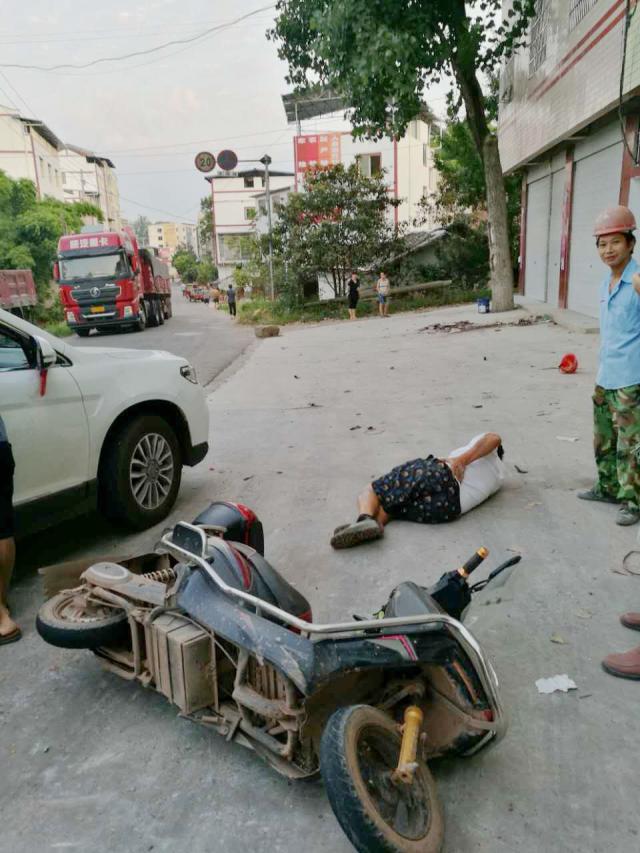 蓬安河舒发生交通事故,一人擦伤,一人摆起