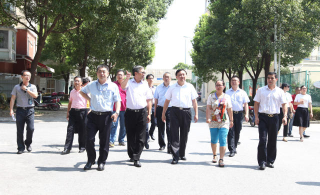 首先,华区长一行在奉浦街道党工委书记瞿军,主任彭军,党工委副书记