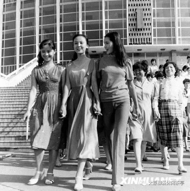 1950,1960年代,中国没有时装概念,衣服款式基本男女一个样,颜色只有灰