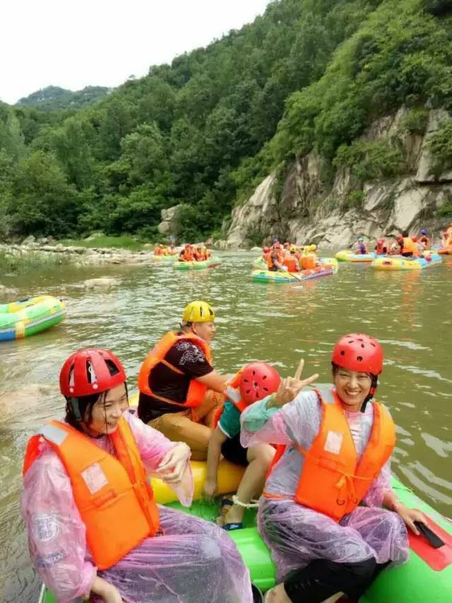 尧山大峡谷漂流温馨提示 漂流时请务必穿好漂流鞋,不要赤脚或穿拖鞋.