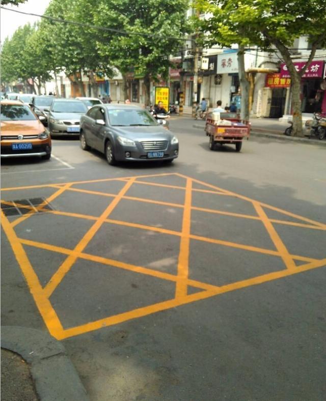 黄色网格线,用于标示禁止以任何原因停车的区域,视需要划设于易发生