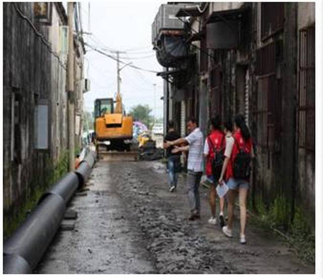 马屿镇治水成功的河道实地考察 云周街道调研活调研队员前往河道