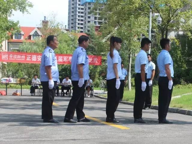 停止间(立正/稍息,四面转法,跨立与立正,蹲下与起立,敬礼与礼毕等)