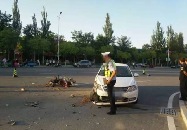 白色轿车头部受损,摩托车驾驶者和摩托车乘坐者均严重受伤被送往医院