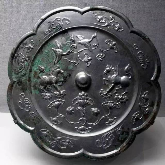 铜镜原本是古人使用的照面饰容的生活用品,如今古铜镜以其独特的艺术