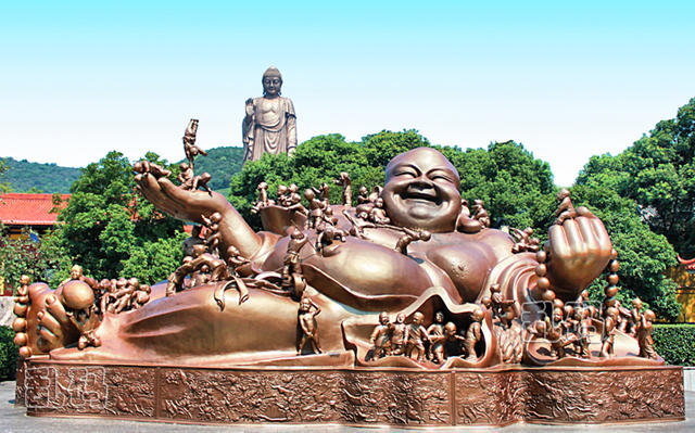 "天下第一百子嬉弥勒"为无锡灵山脚下佛教景观之一,整座佛像长达8.