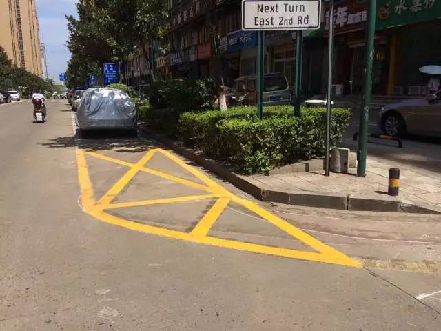 △小区出入口划有黄颜色网格状的地方禁止停车