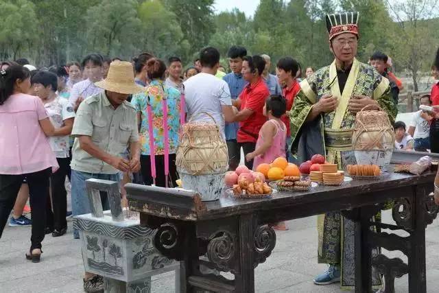 下午15:39,立秋祭祀仪式开始,游客,周边村民组织队伍行进至水镇码头