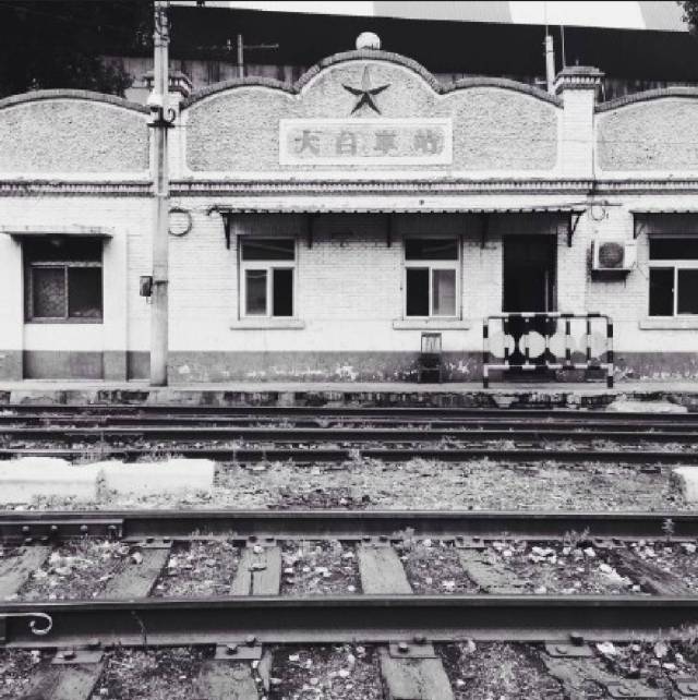 大台站是京门线上的三等站,木城涧站是大台站管站,是京门线终端,车站