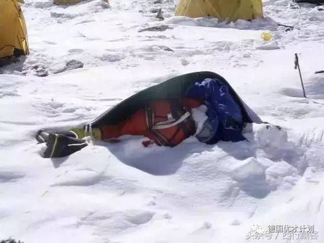 珠峰是地球上最脏的一座山!每年12吨大便和尸体留在山顶被冻成冰